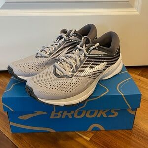 NEW Women's Brooks Gray and White Launch 5 Athletic Shoes Size 10